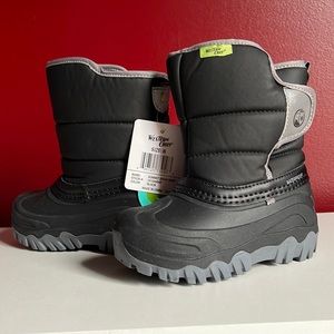 Brand new with tags toddler snow boots.